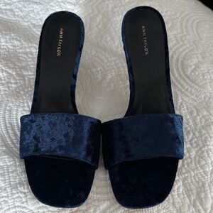 NWB Anne Taylor navy velvet heels size 8.5